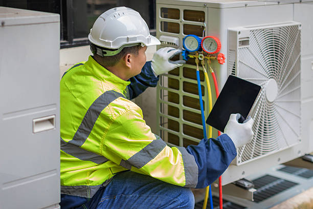Professional Hvac technician working in Johnsburg, IL